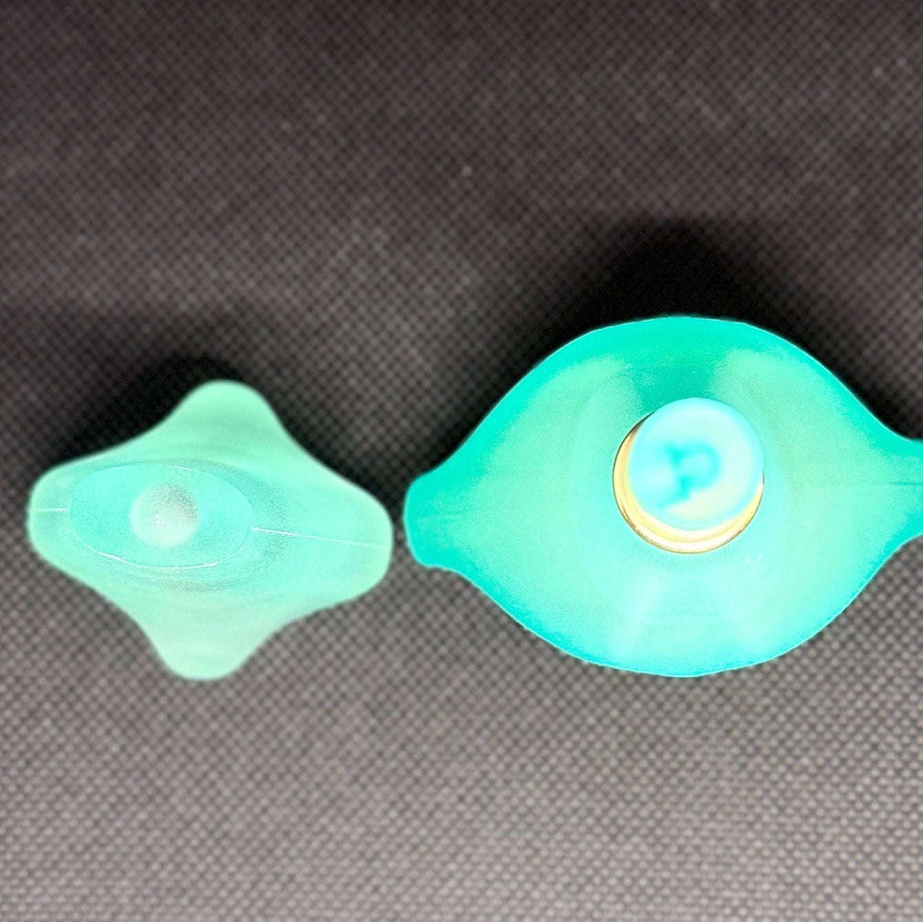 Salvador Dalí messingvedhæng + Laguna Eau de Toilette 1998 - Frøken Lilly