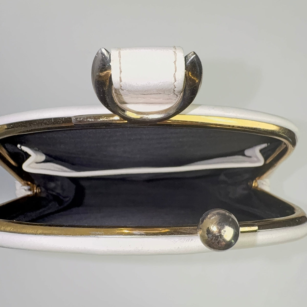 Skøn hvid clutch lædertaske med wristlet rem – 1960 - Frøken Lilly