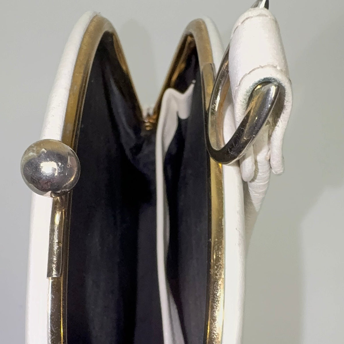 Skøn hvid clutch lædertaske med wristlet rem – 1960 - Frøken Lilly