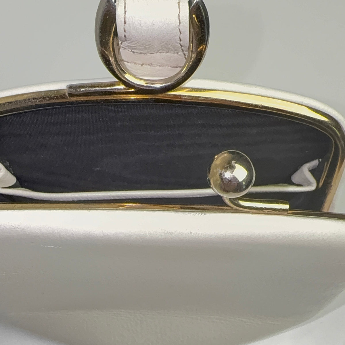 Skøn hvid clutch lædertaske med wristlet rem 1960