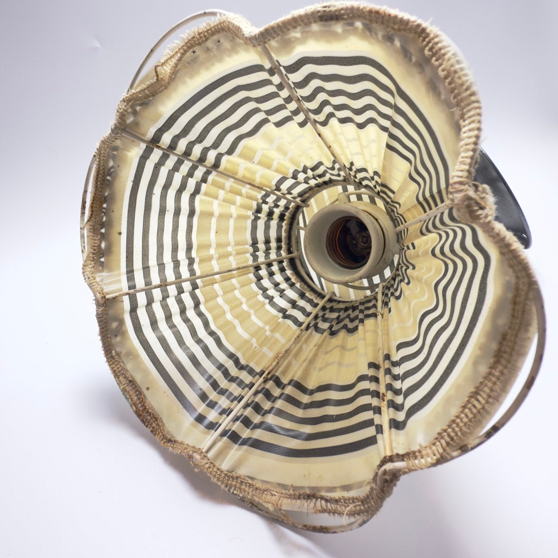 Smuk Art Deco - inspireret væglampe med original tekstilskærm - Frøken Lilly