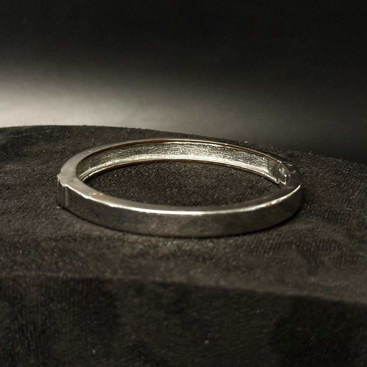Sølvfarvet hængslet armring med magnetlås og rhinsten - Frøken Lilly