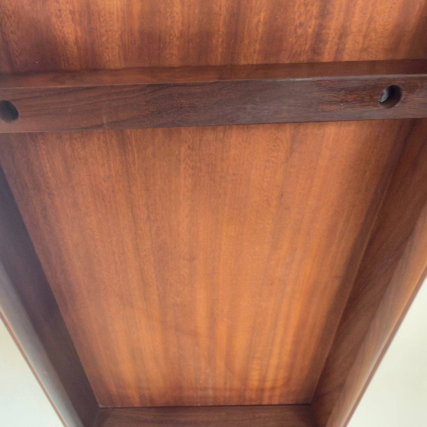 Teak rullebord / sidebord med messingdetaljer – det dansk design stil - Frøken Lilly