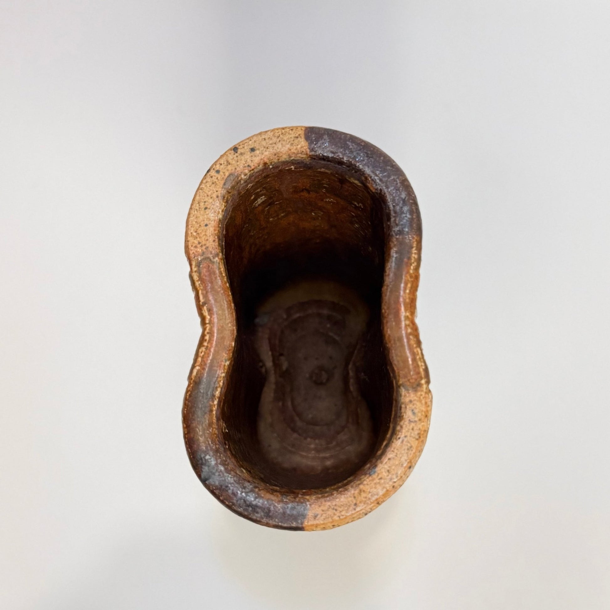 Tue Poulsen keramikvase i stentøj – organisk form, brun/sand glasur, 1960’erne - Frøken Lilly
