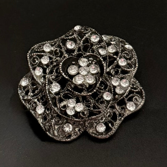 Vintage blomsterbroche i sort metal med rhinsten – filigran design - Frøken Lilly