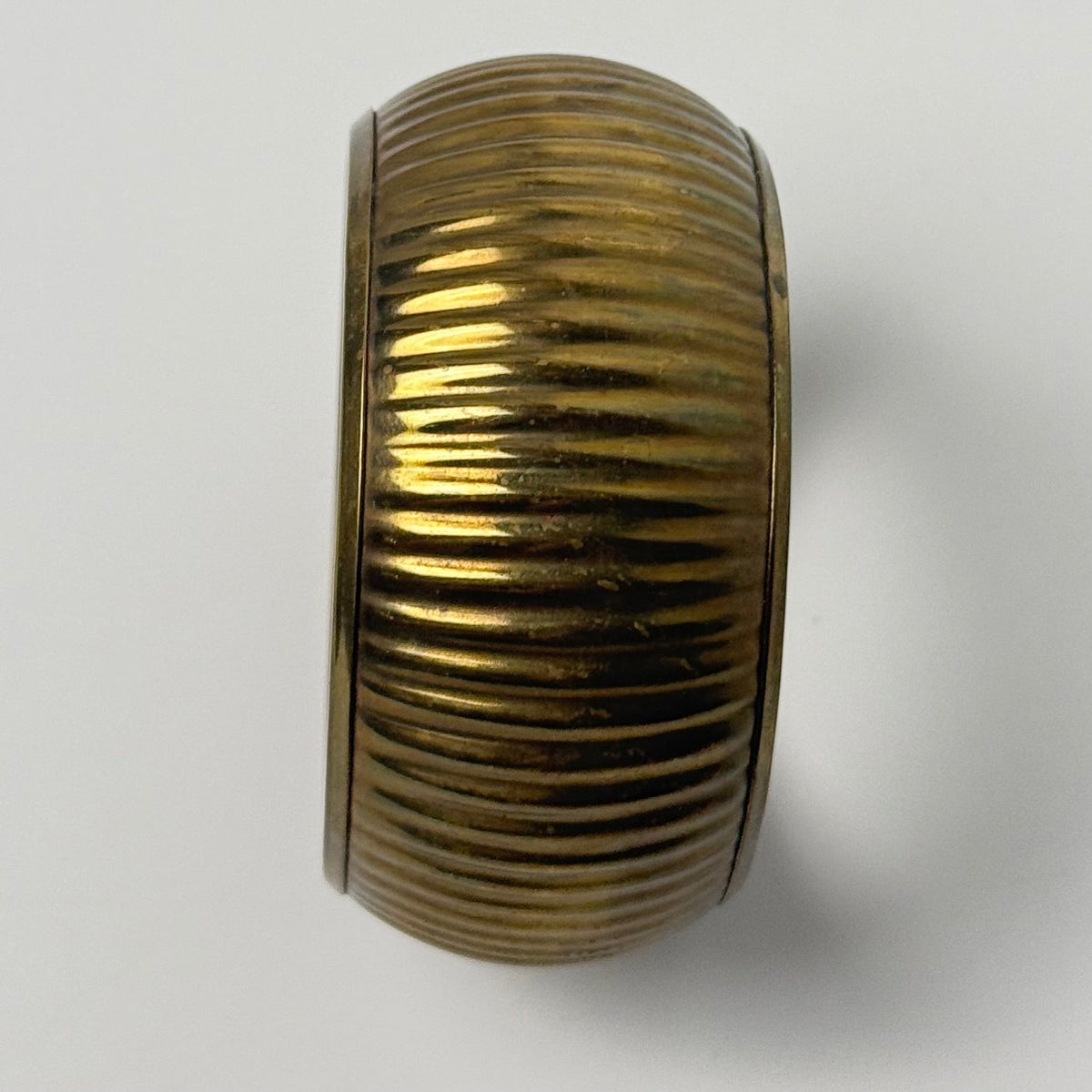 Vintage bredt bangle-armbånd i messing med rillet mønster - Frøken Lilly