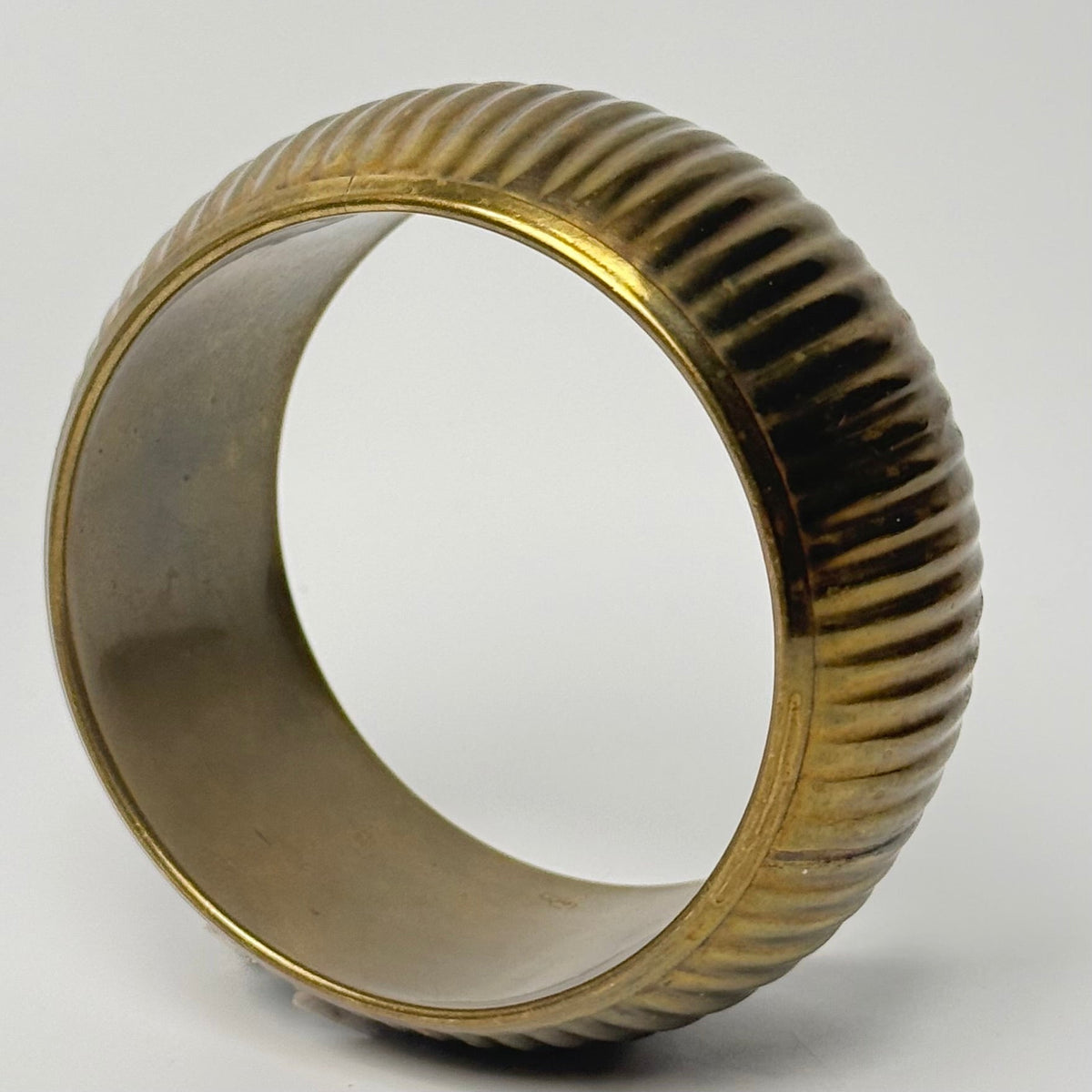 Vintage bredt bangle-armbånd i messing med rillet mønster - Frøken Lilly
