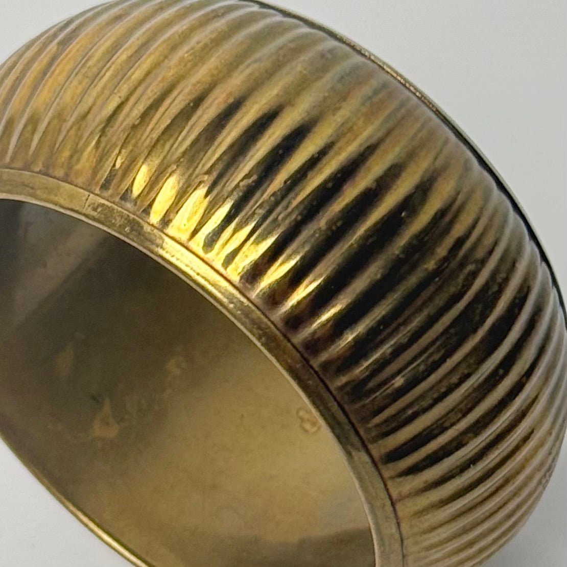 Vintage bredt bangle-armbånd i messing med rillet mønster - Frøken Lilly