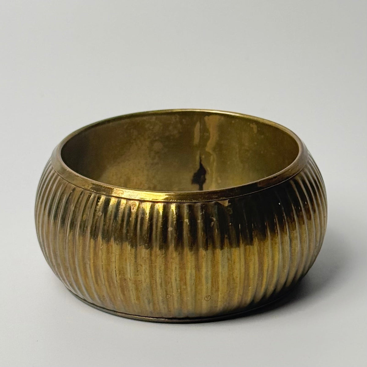 Vintage bredt bangle-armbånd i messing med rillet mønster - Frøken Lilly