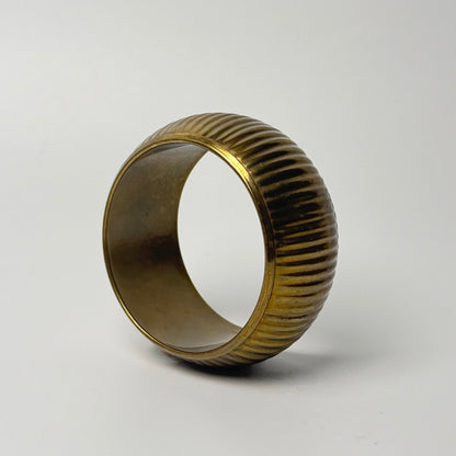 Vintage bredt bangle-armbånd i messing med rillet mønster - Frøken Lilly