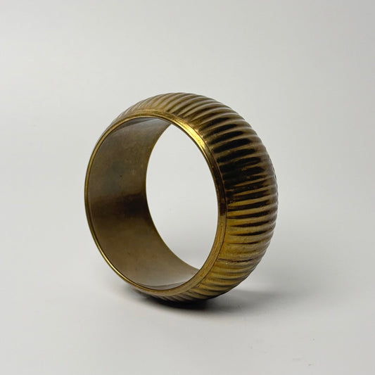 Vintage bredt bangle-armbånd i messing med rillet mønster - Frøken Lilly