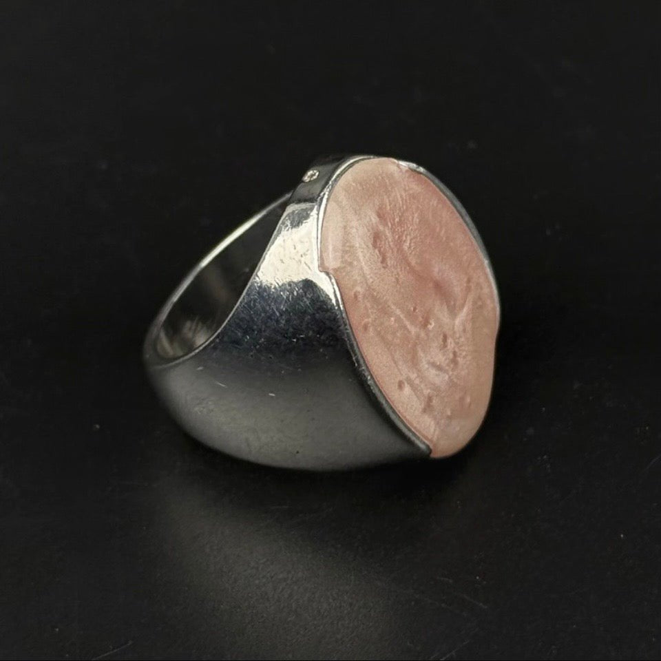 Vintage brutalistisk statementring i forsølvet metal med rosa resin - Frøken Lilly