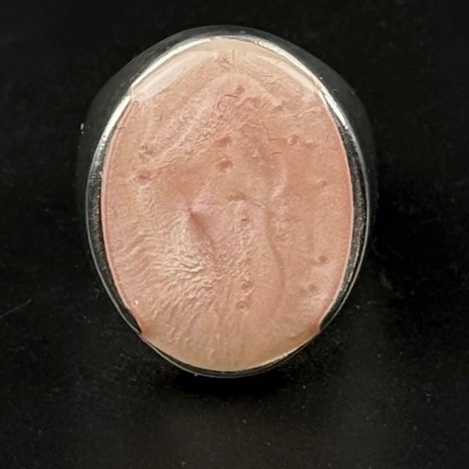 Vintage brutalistisk statementring i forsølvet metal med rosa resin - Frøken Lilly