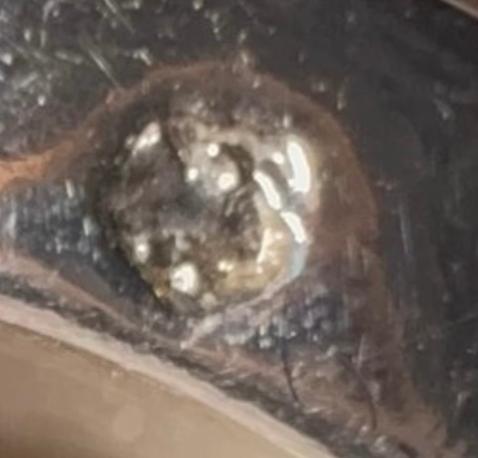 Vintage brutalistisk statementring i forsølvet metal med rosa resin - Frøken Lilly