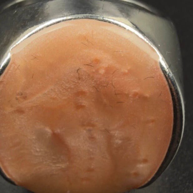 Vintage brutalistisk statementring i forsølvet metal med rosa resin - Frøken Lilly