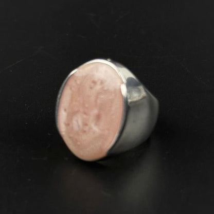 Vintage brutalistisk statementring i forsølvet metal med rosa resin - Frøken Lilly