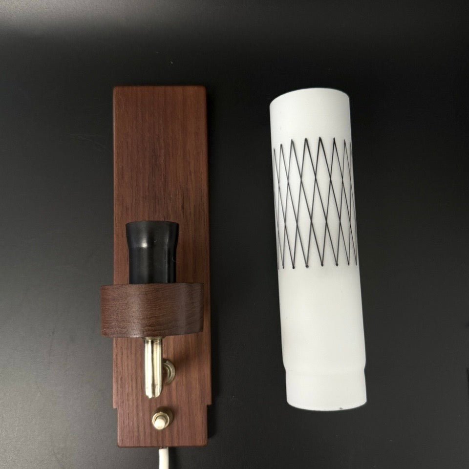 Vintage dansk teak væglampe med opalglasskærm - Frøken Lilly