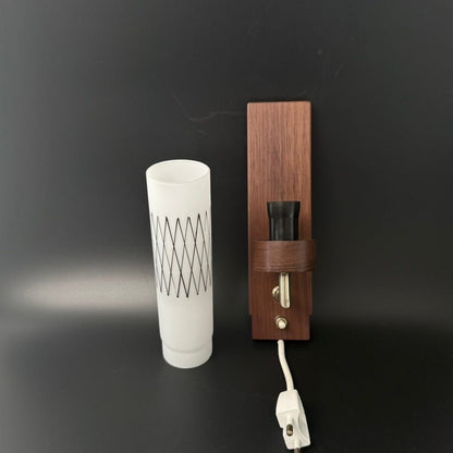 Vintage dansk teak væglampe med opalglasskærm - Frøken Lilly