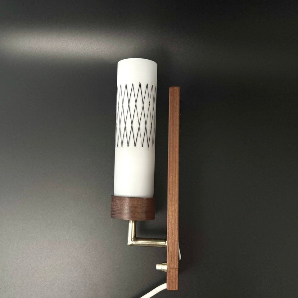 Vintage dansk teak væglampe med opalglasskærm - Frøken Lilly