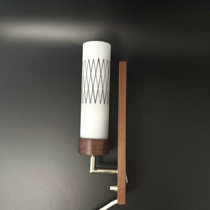 Vintage dansk teak væglampe med opalglasskærm - Frøken Lilly