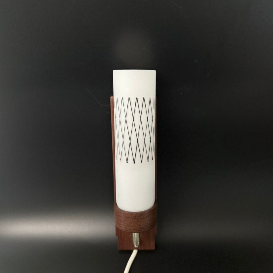 Vintage dansk teak væglampe med opalglasskærm - Frøken Lilly