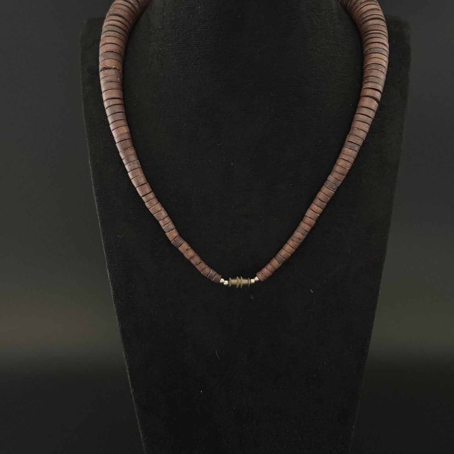 Vintage halskæde i kokos/træ med skiveperler og messinglås - Frøken Lilly