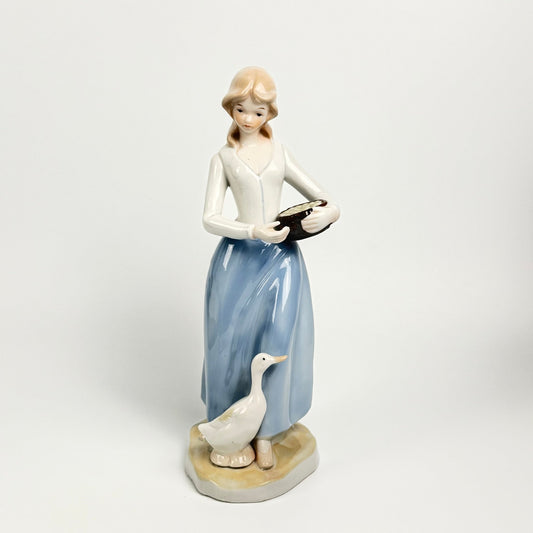Vintage porcelænsfigur – kvinde med gås og kurv – 24 cm - Frøken Lilly