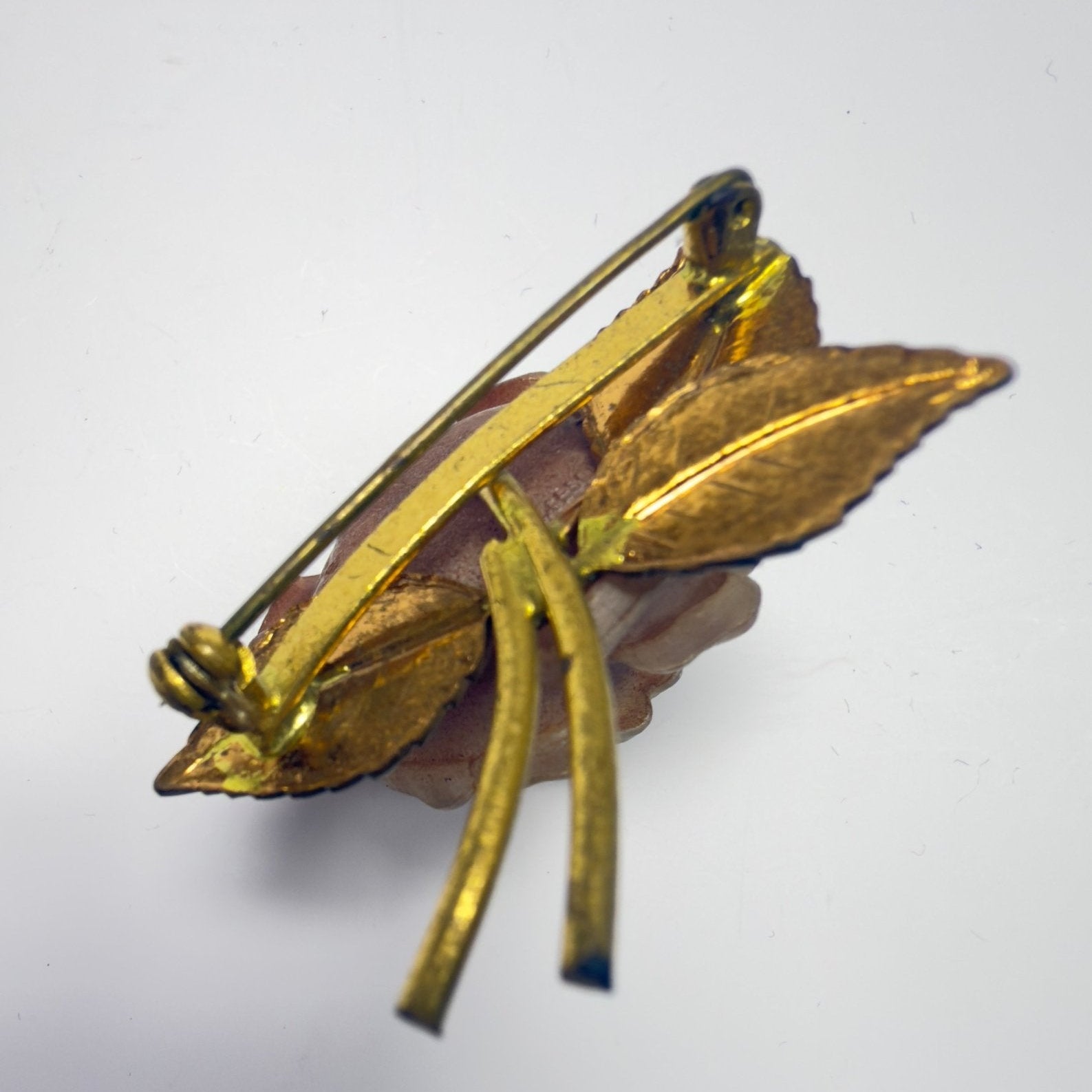 Vintage Tysk celluloid rosebroche – Ges. Gesch. ca. 1935–1945 - Frøken Lilly